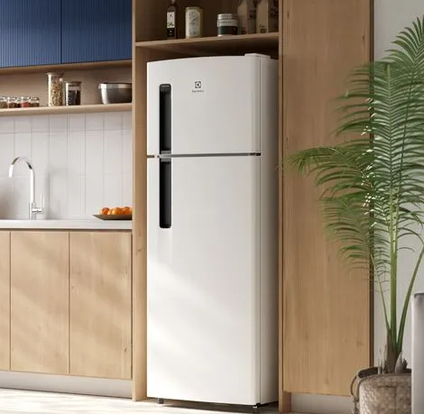 Geladeira Electrolux TF38 Frost Free 320L em cozinha moderna com design compacto