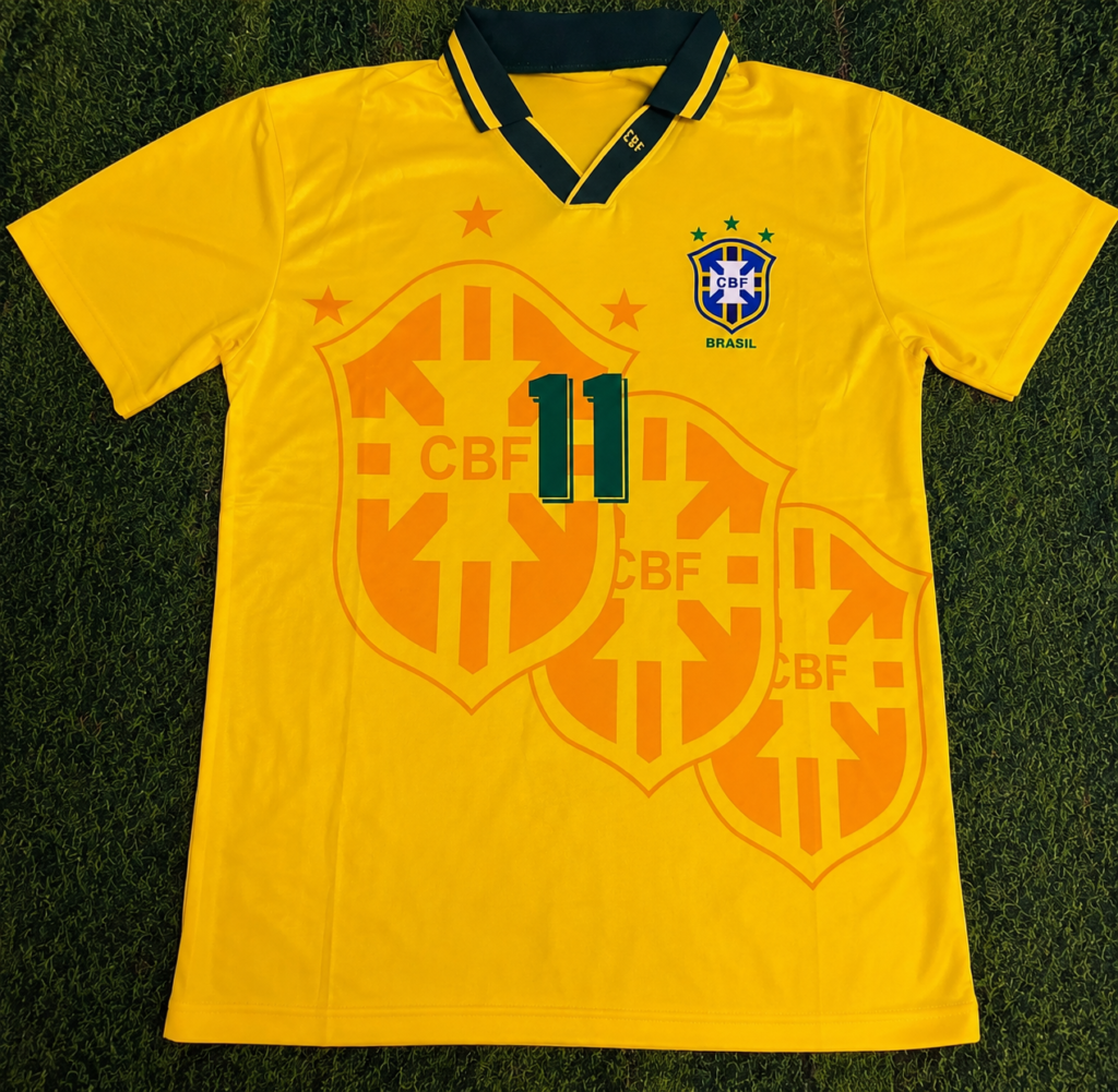 Camisa retrô da Seleção Brasileira 1994 em amarelo e verde, inspirada no uniforme do tetracampeonato mundial conquistado nos Estados Unidos. Modelo clássico da era Romário e Bebeto, ideal para colecionadores e torcedores apaixonados pela história da Seleção.